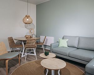 Stijlvolle binnenruimte van Lodge 4B in Wijdenes, vakantiehuis met comfortabele zithoek en eethoek in Noord-Holland.