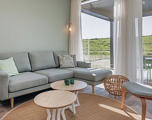 Gezellige woonkamer van Lodge 4B, vakantiehuis aan de IJsselmeerkust, met uitzicht op de groene omgeving van Wijdenes.