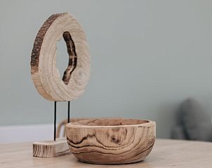 Detail van houten decoratie in glamping lodge Lodge 4B, Wijdenes, Noord-Holland, benadrukt natuurlijke inrichting.