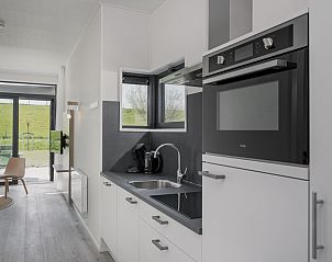 Moderne keuken in Lodge 4B, vakantiehuis in Wijdenes, Noord-Holland, ideaal voor een comfortabel verblijf aan de IJsselmeerkust.