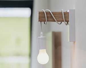 Stijlvolle wandlamp in Lodge 4B, glamping lodge in Wijdenes, Noord-Holland, biedt sfeer en moderne verlichting.