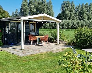 Overdekt terras bij Huisje in Wijdenes, perfect voor ontspannen in de natuur van Noord-Holland.
