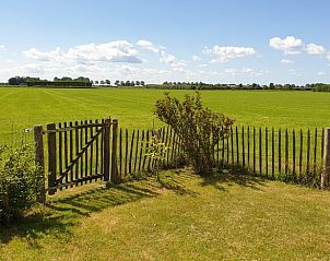 Uitzicht op de velden vanaf Huisje in Wijdenes, vakantiehuis in het serene Wijdenes.