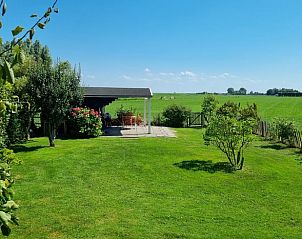 Ruime tuin bij Huisje in Wijdenes, vakantieverblijf aan de IJsselmeerkust, Noord-Holland.