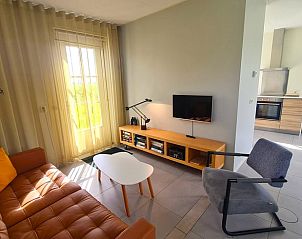 Moderne woonkamer van Huisje in Wijdenes, vakantieaccommodatie in Noord-Holland met veel lichtinval.