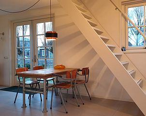 Eethoek en trap in Huisje in Wijdenes, vakantieverblijf in Noord-Holland met moderne inrichting.