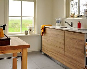 Stijlvolle keuken met wijn en glazen in Huisje in Wijdenes, vakantiehuis in Wijdenes.