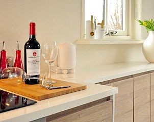 Moderne badkamer met douche in Huisje in Wijdenes, vakantieaccommodatie in Noord-Holland.