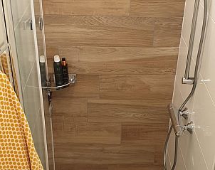 Compacte badkamer met wastafel in Huisje in Wijdenes, vakantiehuis aan de IJsselmeerkust.