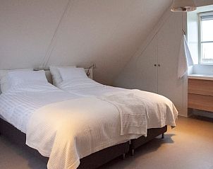 Uitzicht vanuit de badkamer in Huisje in Wijdenes, vakantiehuis met serene omgeving.