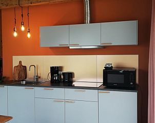 Stijlvolle keuken in Vakantiehuis in Hem, Noord-Holland met moderne apparaten.