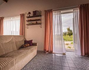 Comfortabele zithoek in Vakantiehuis in Hem, Noord-Holland met uitzicht op de tuin.