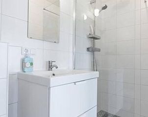 Stijlvolle douche in Vakantiehuis in Hem, Noord-Holland met glazen wand.