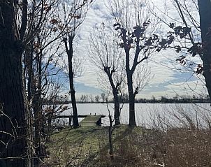 Rustiek uitzicht op het meer bij Vakantiehuis in Monnickendam, omgeven door natuur in IJsselmeerkust.