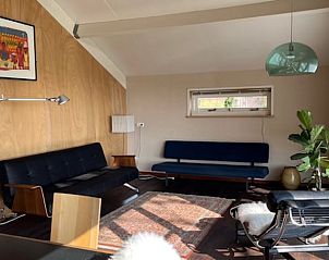 Gezellige woonkamer in Vakantiehuis in Monnickendam, perfect voor ontspanning in IJsselmeerkust.