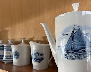 Unieke serviescollectie in Vakantiehuis in Monnickendam, een cultureel tintje in Noord-Holland.