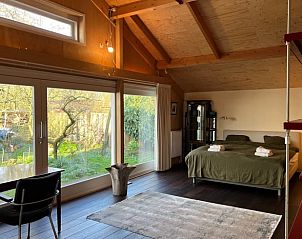 Ruime slaapkamer in Vakantiehuis in Monnickendam met uitzicht op de tuin in IJsselmeerkust.