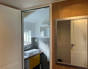 Moderne badkamer in Vakantiehuis in Monnickendam, comfort en stijl in Noord-Holland.