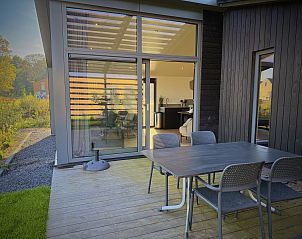 Geniet van de moderne veranda van de vrijstaande woning in Enkhuizen, ideaal voor een ontspannen verblijf aan de IJsselmeerkust in Noord-Holland.