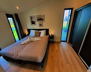 Gezellige slaapkamer in de vrijstaande woning in Enkhuizen, Noord-Holland, met comfortabel bed en moderne inrichting aan de IJsselmeerkust.