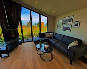 Moderne binnenruimte van de Vrijstaande woning in Enkhuizen, vakantiehuis aan de IJsselmeerkust in Noord-Holland, met stijlvolle keuken en eetgedeelte.