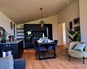 Gezellige woonkamer in de Vrijstaande woning in Enkhuizen, Noord-Holland, met moderne keuken en uitzicht op de groene omgeving.