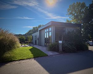 Vrijstaande woning in Enkhuizen met zonnig terras, gelegen aan de IJsselmeerkust in Noord-Holland, omringd door groene natuur.
