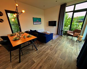 Gezellige woonkamer van Vrijstaande woning in Enkhuizen, vakantiehuis aan de IJsselmeerkust, Noord-Holland met moderne inrichting en tuinzicht.