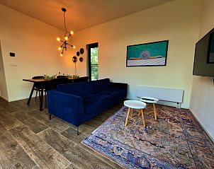 Stijlvolle woonkamer in Vrijstaande woning in Enkhuizen, Noord-Holland, met modern interieur en comfortabele zithoek.