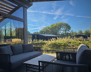 Geniet van de serene veranda bij de Vrijstaande woning in Enkhuizen, vakantiehuis aan de IJsselmeerkust, Noord-Holland.