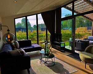 Gezellige woonkamer van Vrijstaande woning in Enkhuizen, gelegen aan de IJsselmeerkust, Noord-Holland, met uitzicht op de groene omgeving.