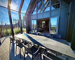 Genieen Sie die Sonne auf der Veranda des freistehenden Hauses in Enkhuizen, einem Ferienhaus an der Kste des IJsselmeers in Nordholland.
