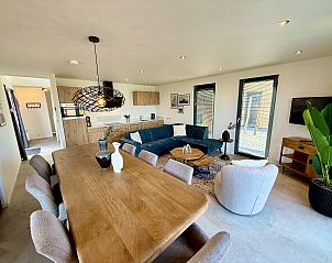 Stilvolles Interieur eines freistehenden Hauses in Enkhuizen, Ferienhaus an der Kste des IJsselmeers, Nordholland, mit moderner Einrichtung.