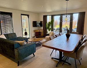 Helles Wohnzimmer eines freistehenden Hauses in Enkhuizen, Nordholland, mit gemtlicher Sitzecke und Essbereich, ideal fr einen entspannten Urlaub.