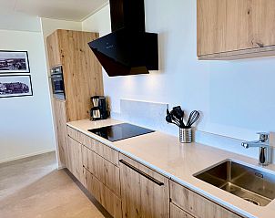 Moderne Kche in einem freistehenden Haus in Enkhuizen, an der Kste des IJsselmeers in Nordholland gelegen, mit Holzverkleidung und luxuriser Ausstattung.