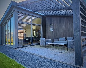 Veranda van de Vrijstaande woning in Enkhuizen, vakantiehuis aan de IJsselmeerkust in Noord-Holland, met moderne buitenruimte.