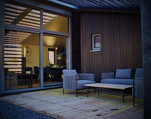 Geniet van de moderne veranda van de Vrijstaande woning in Enkhuizen, gelegen aan de IJsselmeerkust in Noord-Holland.