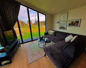 Gezellige woonkamer in Vrijstaande woning in Enkhuizen met uitzicht op de tuin, gelegen aan de IJsselmeerkust in Noord-Holland.