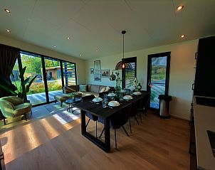 Stijlvolle woonkamer van de Vrijstaande woning in Enkhuizen, ideaal vakantiehuis aan de IJsselmeerkust in Noord-Holland met moderne inrichting.