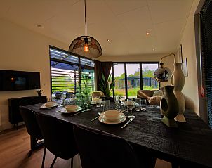 Binnenruimte van de Vrijstaande woning in Enkhuizen met moderne inrichting en uitzicht op de tuin, gelegen aan de IJsselmeerkust, Noord-Holland.