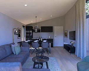 Stijlvolle woonkamer van Vrijstaande woning in Enkhuizen met moderne inrichting, gelegen aan de IJsselmeerkust in Noord-Holland.