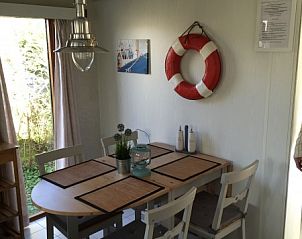 Eethoek in chalet Laat je ziel bungelen, stijlvol ingericht met maritieme accenten in Onderdijk, Noord-Holland.