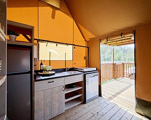 Plattegrond van safaritent 6-8ST in Huizen, met indeling van kamers en terras.