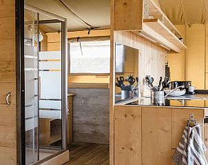 Guest house 461628 - Tent house IJsselmeerkust - De Bos Escape | 5 Pers. | Kachel & Hottub