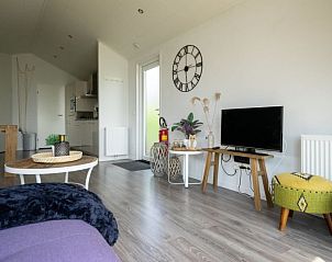 Gezellige woonkamer van Vakantiehuis Pavilion Waterfront 4 in Bovenkarspel, Noord-Holland met moderne inrichting.