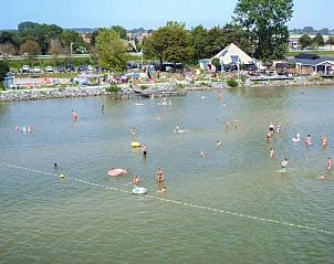 Zomers plezier in het water bij Vakantiehuis Pavilion Waterfront 4, Bovenkarspel aan de IJsselmeerkust, Noord-Holland.