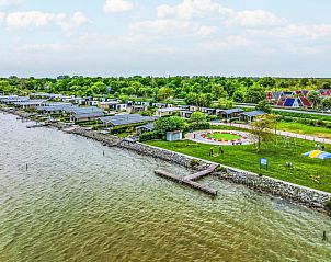 Luchtfoto van Vakantiehuis Pavilion Waterfront 4 aan de IJsselmeerkust in Bovenkarspel, omringd door natuur.