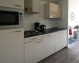 Moderne keuken in Vakantiehuis Pavilion Waterfront 4 in Bovenkarspel aan de IJsselmeerkust, Noord-Holland.