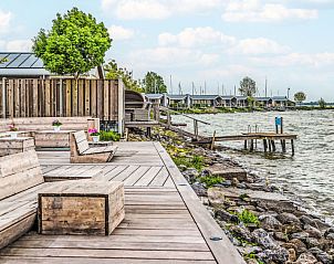 Rustige steiger aan de IJsselmeerkust bij Vakantiehuis Pavilion Waterfront 4 in Bovenkarspel, Noord-Holland.