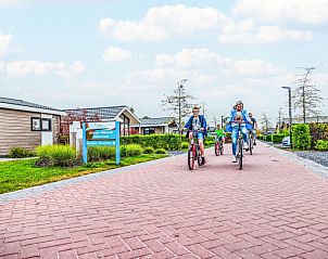 Fietstocht door het park bij Vakantiehuis Pavilion Waterfront 4 in Bovenkarspel, Noord-Holland.